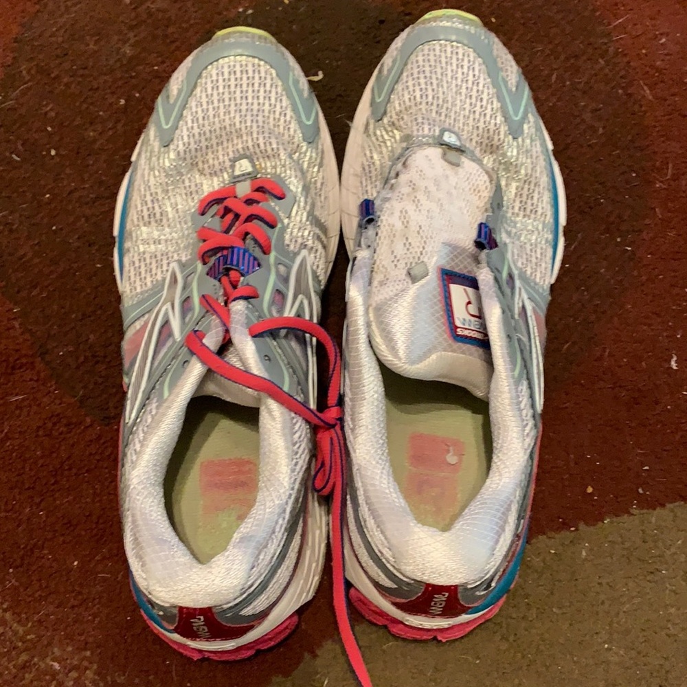 Tennis shoes